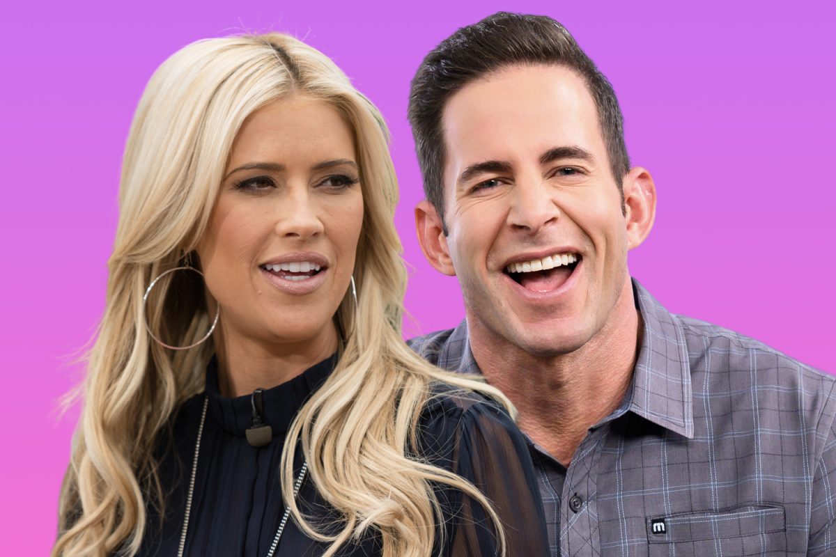 Christina Haack portant des créoles et un haut transparent et Tarek El Moussa souriant portant une chemise boutonnée en gris