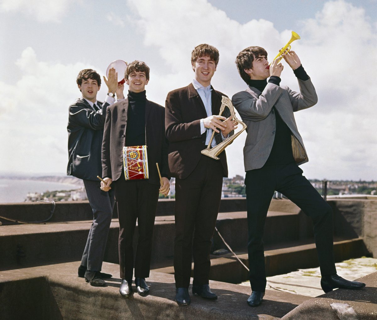 Les membres des Beatles George Harrison, John Lennon, Ringo Starr, Paul McCartney