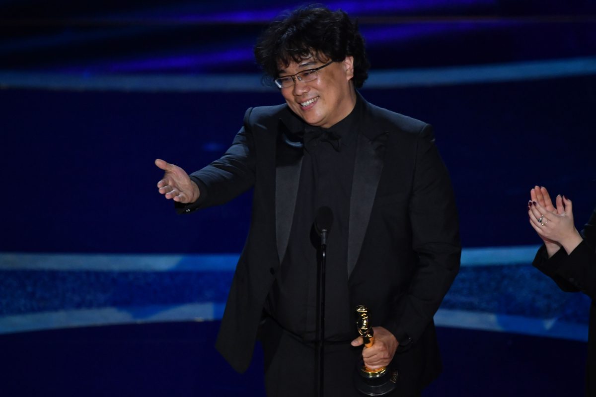 Bong Joon-Ho reçoit le prix du meilleur réalisateur lors de la 92e cérémonie des Oscars.