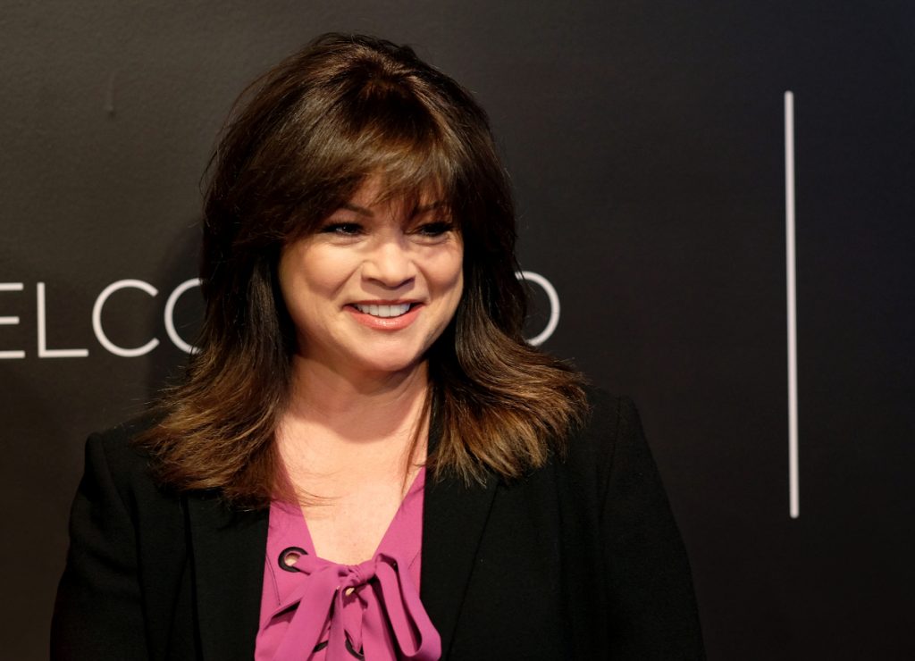 La personnalité de Food Network, Valérie Bertinelli, porte un blazer sombre sur cette photo.