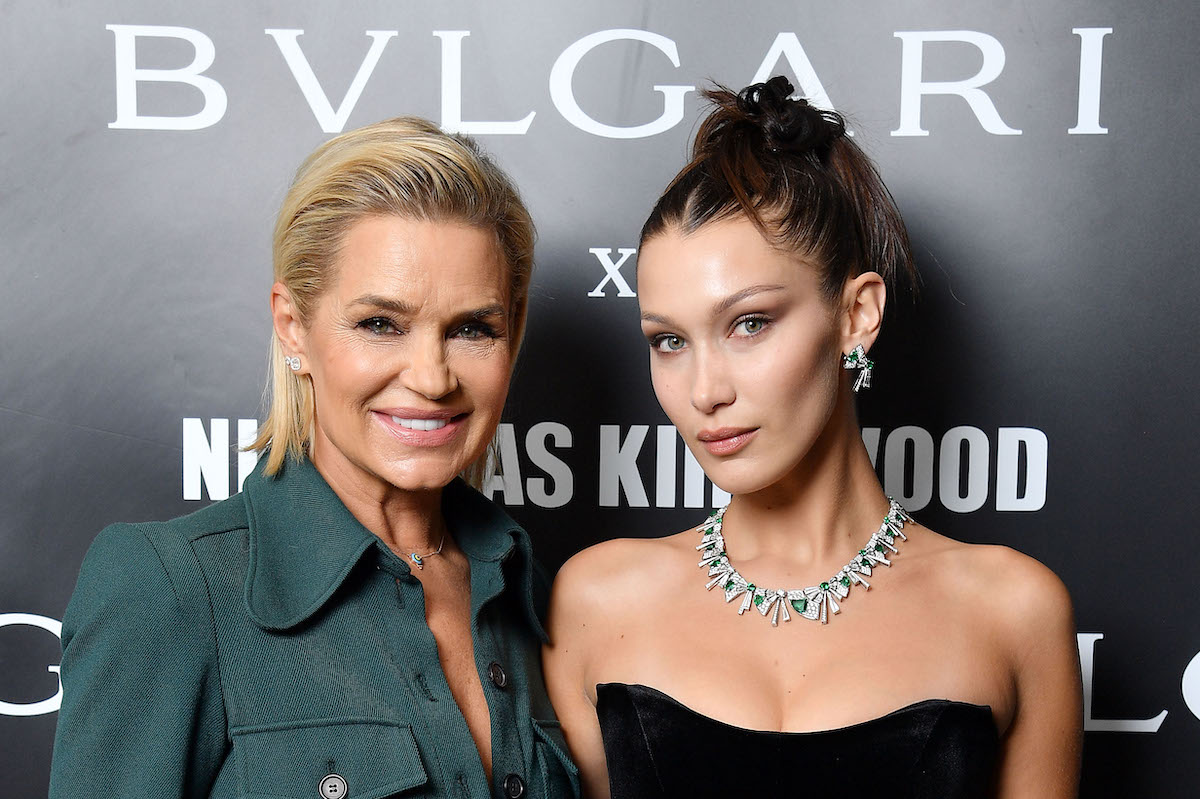 Yolanda Hadid et Bella Hadid posent ensemble lors d'un événement.