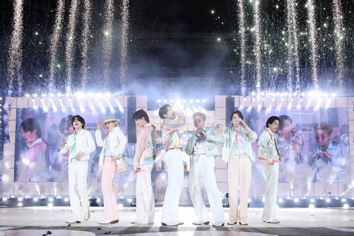 Jimin, J-Hope, Jin, Jungkook, RM, Suga et V de BTS se produisent lors d'un concert