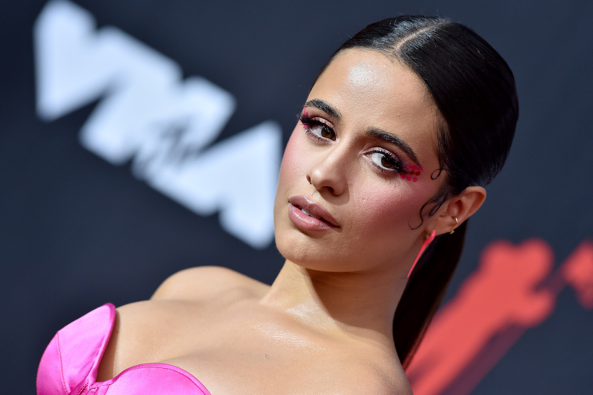 Camila Cabello pose lors d'un événement.