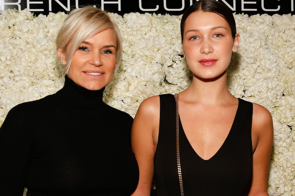 Yolanda Hadid et Bella Hadid posent ensemble lors d'un événement.