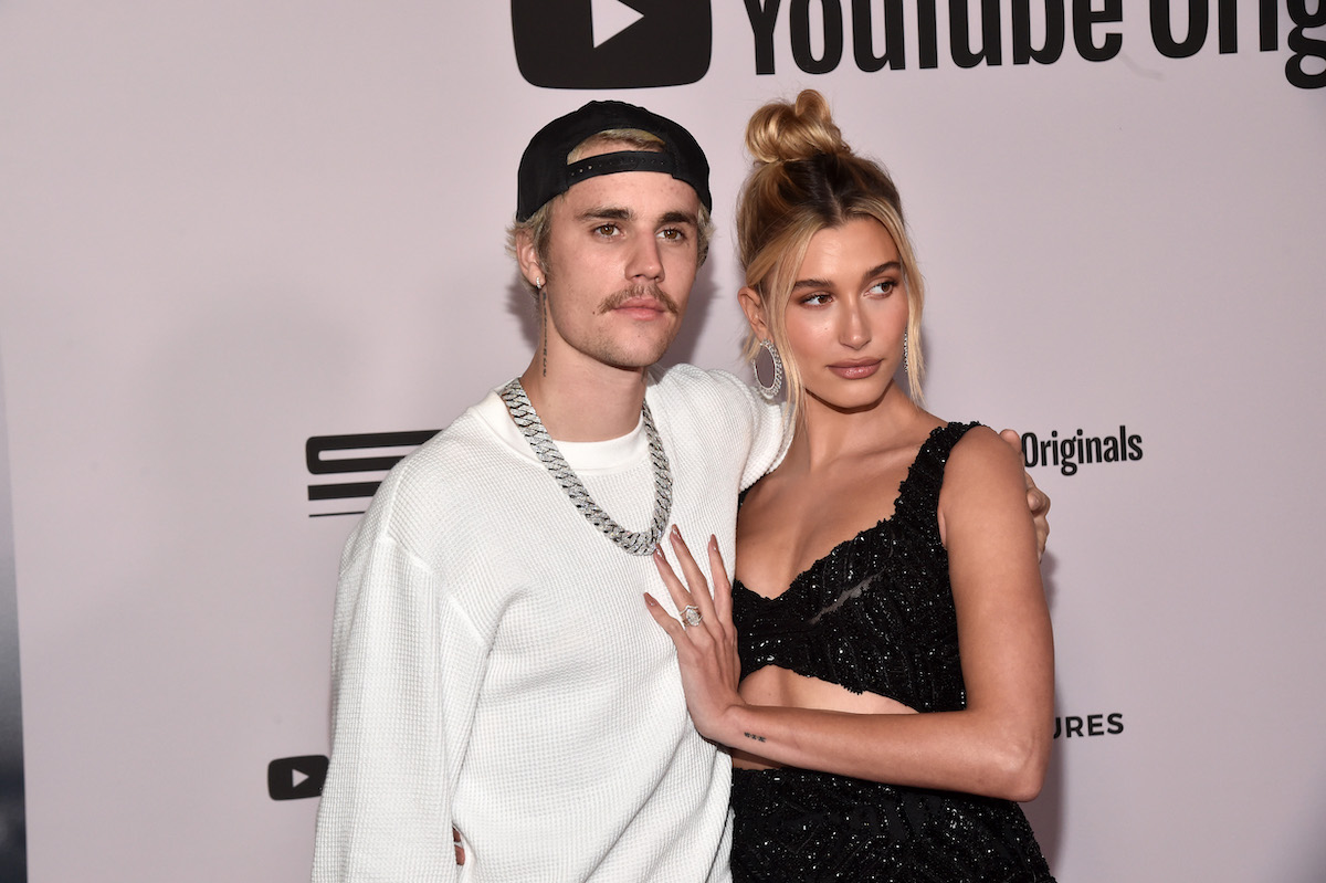 Justin Bieber et Hailey Bieber posent ensemble lors d'un événement.