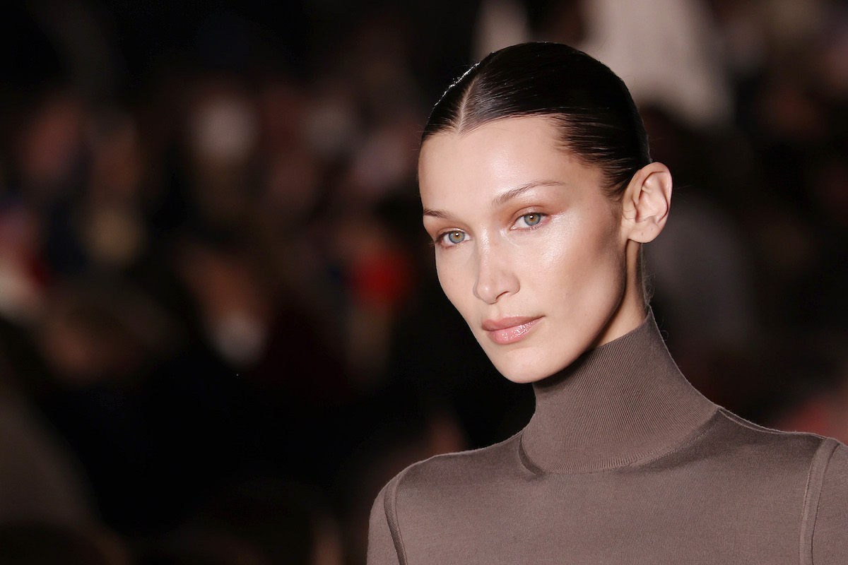 Bella Hadid défile sur un podium.