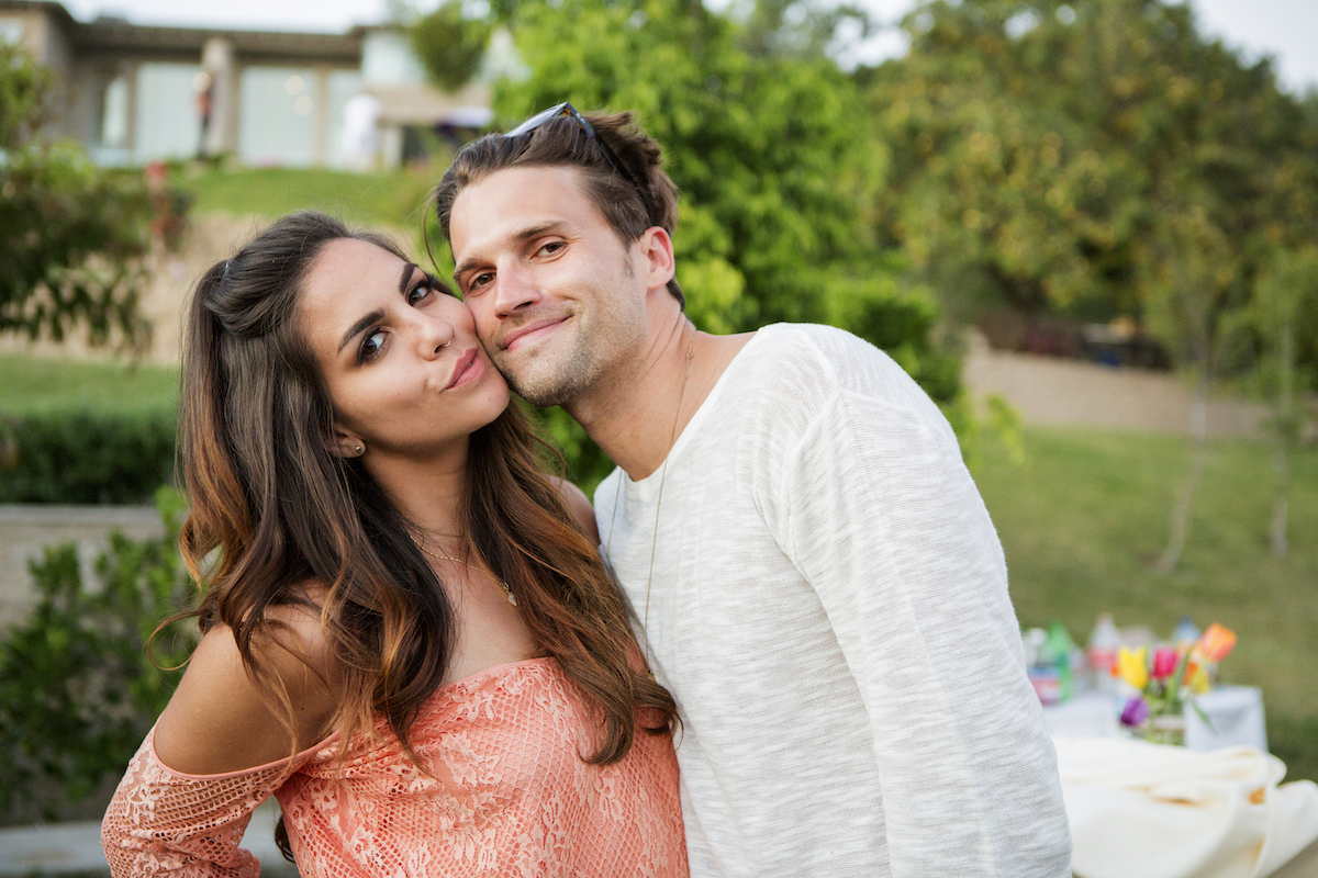 Katie Maloney et Tom Schwartz posent ensemble lors d'un événement.
