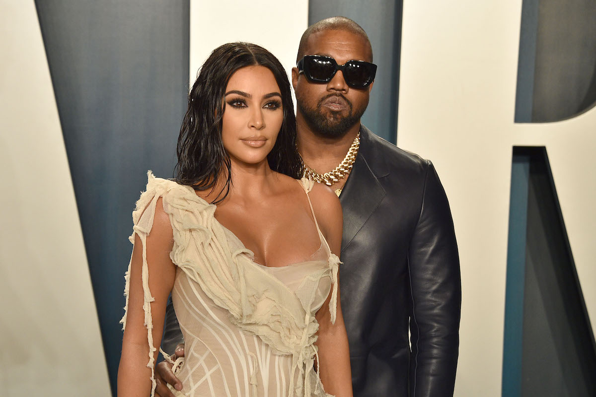 Kim Kardashian et Kanye West posent ensemble lors d'un événement.
