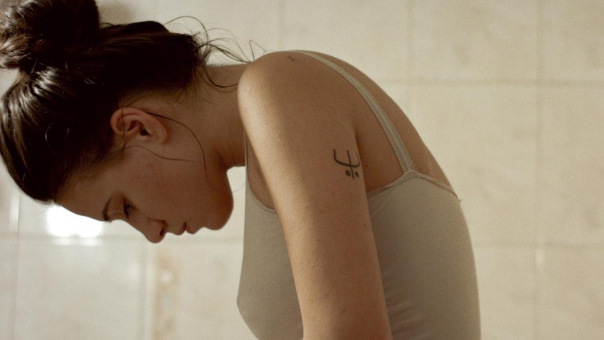 'Women Do Cry' Maria Bakalova dans le rôle de Sonja la tête baissée dans une pièce carrelée