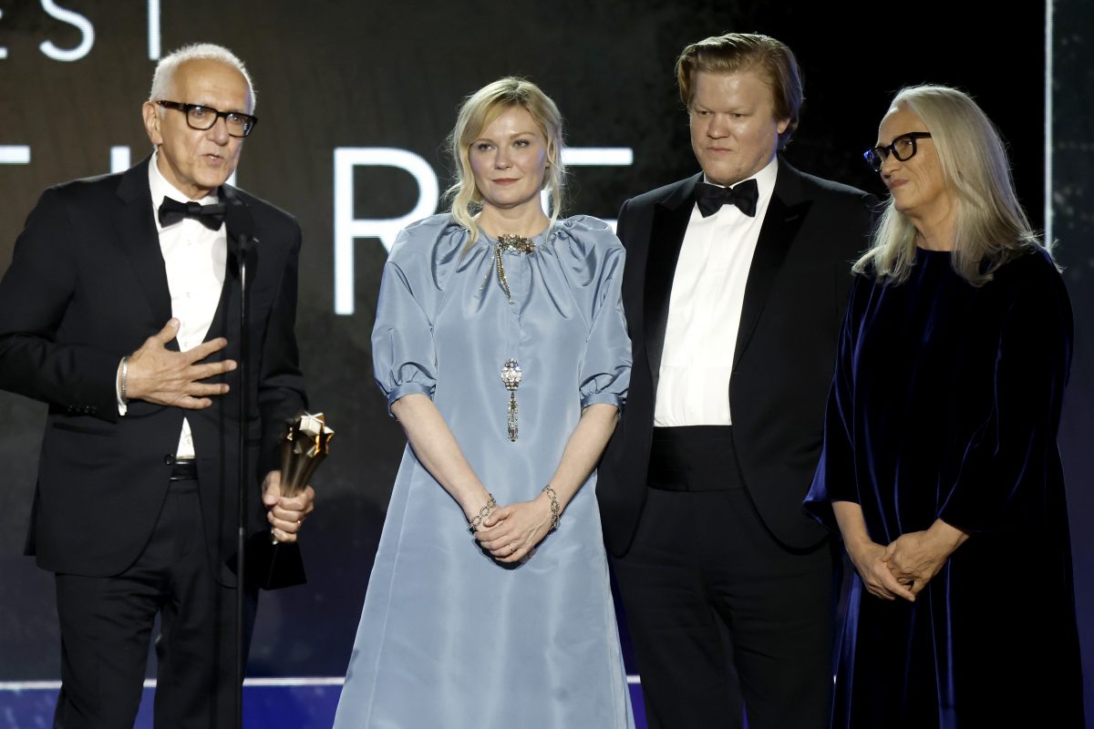 Le casting et l'équipe du film netflix The Power of the Dog reçoivent le Critics Choice Award du meilleur film