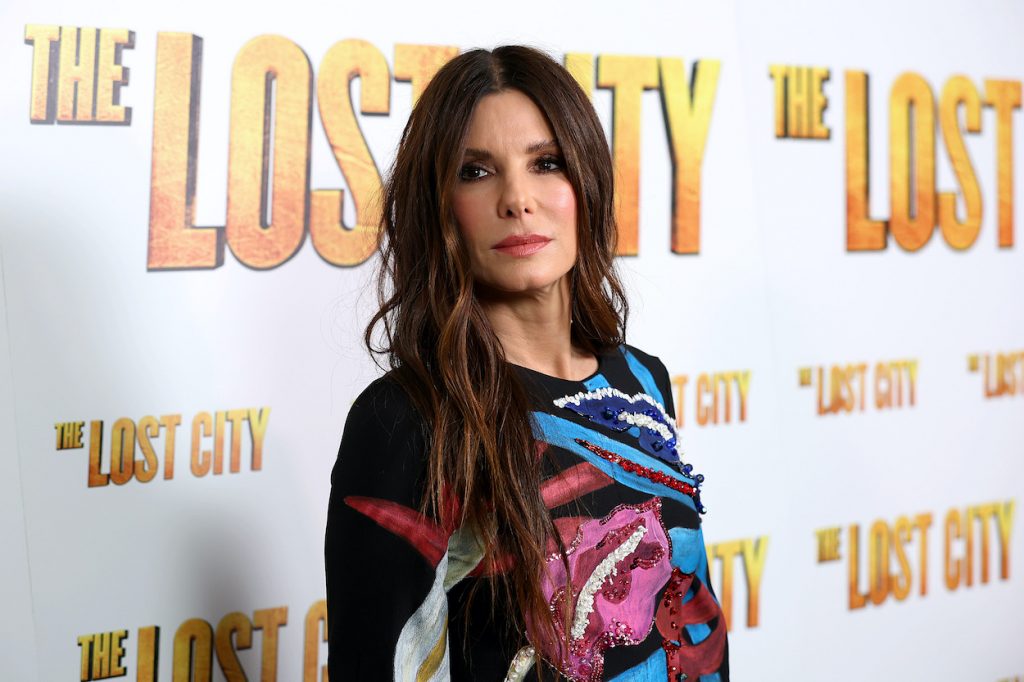 Sandra Bullock assiste à une projection de son film "The Lost City" de 2022 à New York, New York.