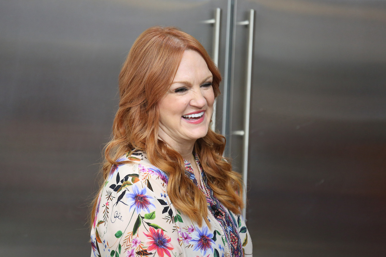 Ree Drummond sourit et porte une chemise à fleurs multicolore
