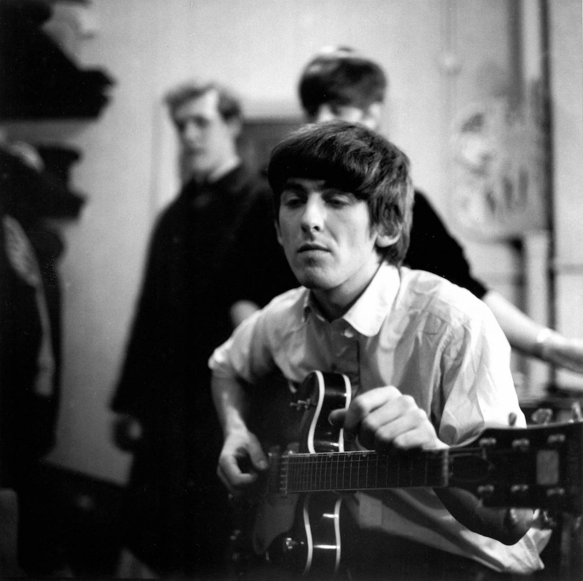 George Harrison dans les coulisses du Finsbury Park Astoria, Londres, 1963.