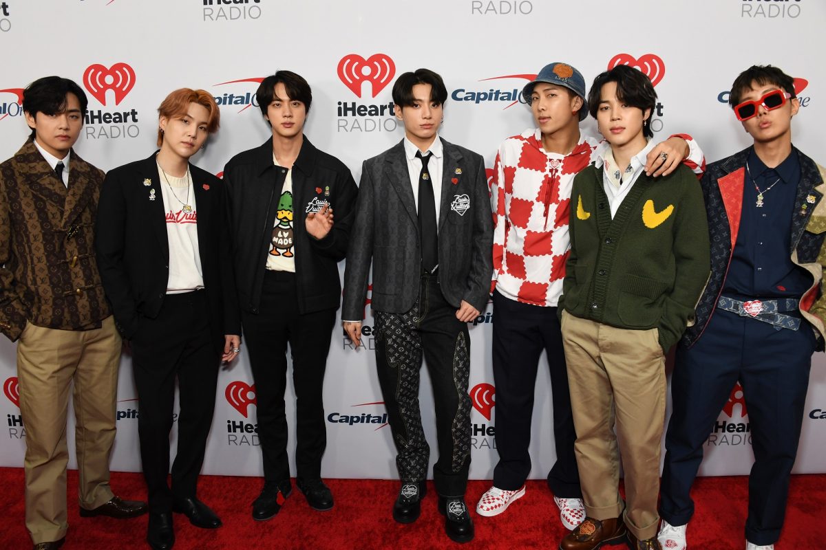 V, Suga, Jin, Jungkook, RM, Jimin et J-Hope de BTS assister à 102,7 Kiis FM's Jingle Ball 2021
