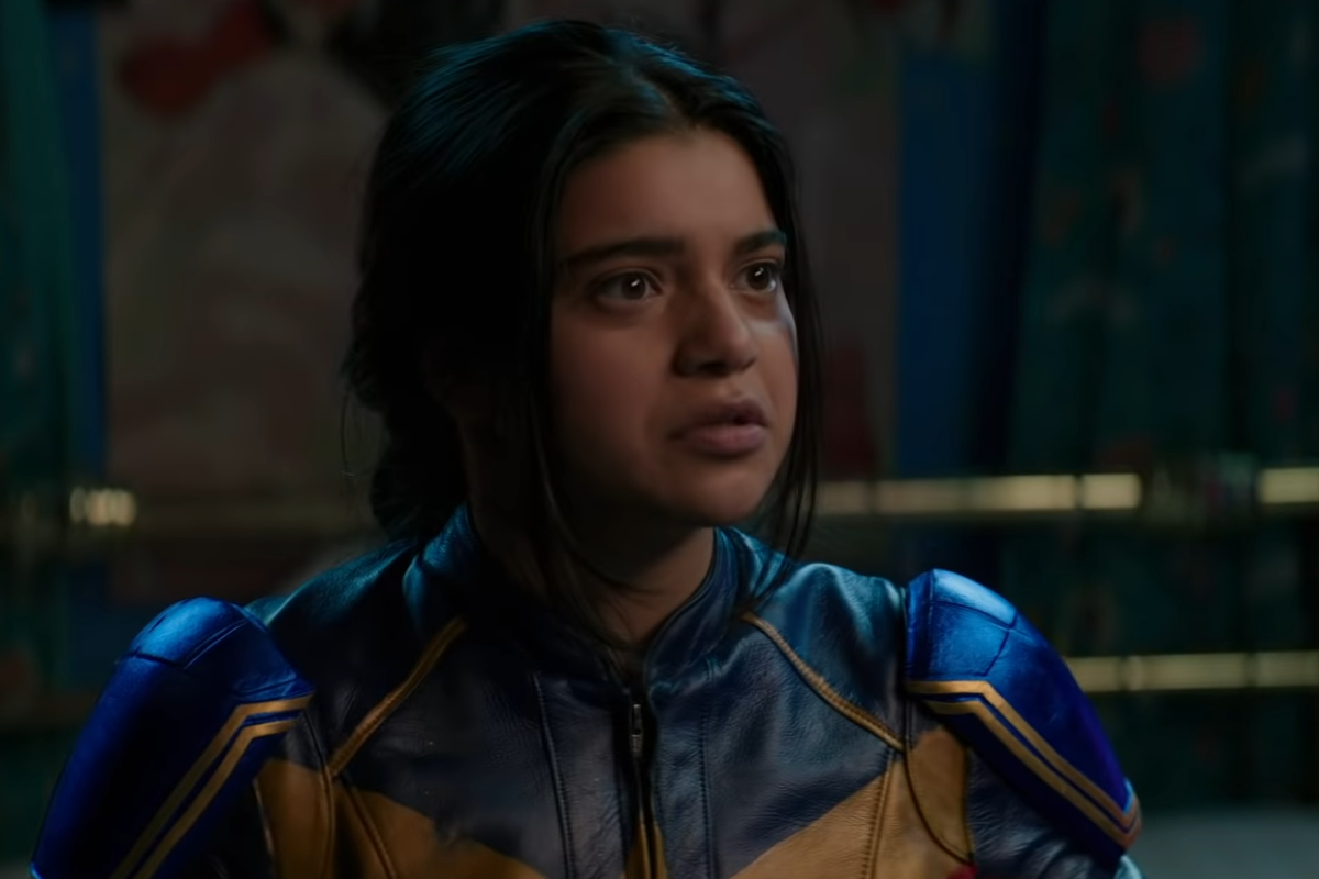 Iman Vellani, comme on le voit dans la nouvelle bande-annonce de 'Ms.  Marvel », porte une veste en cuir rouge, bleue et jaune.