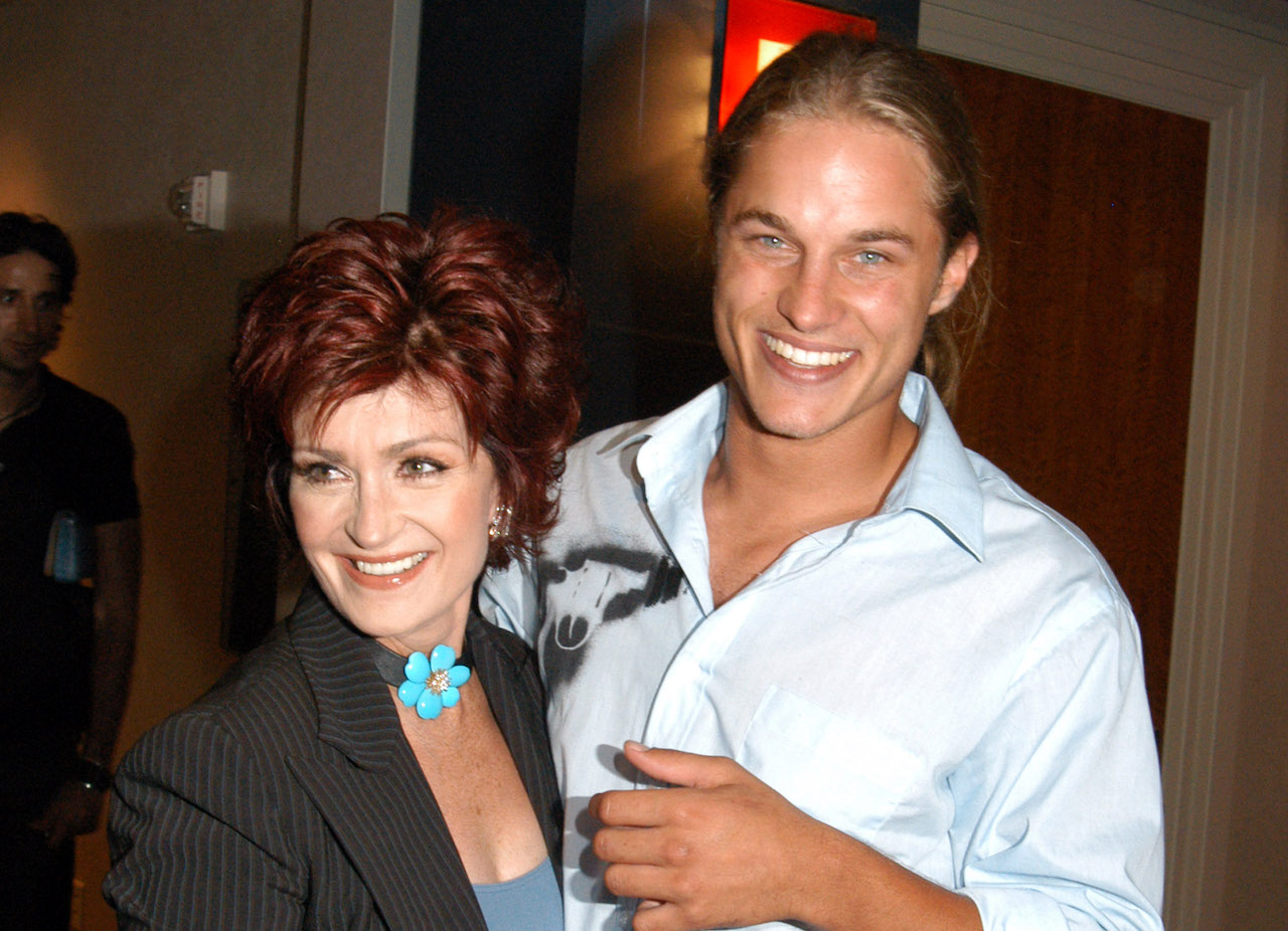 (LR) Sharon Osbourne et Travis Fimmel posent ensemble c.  2003
