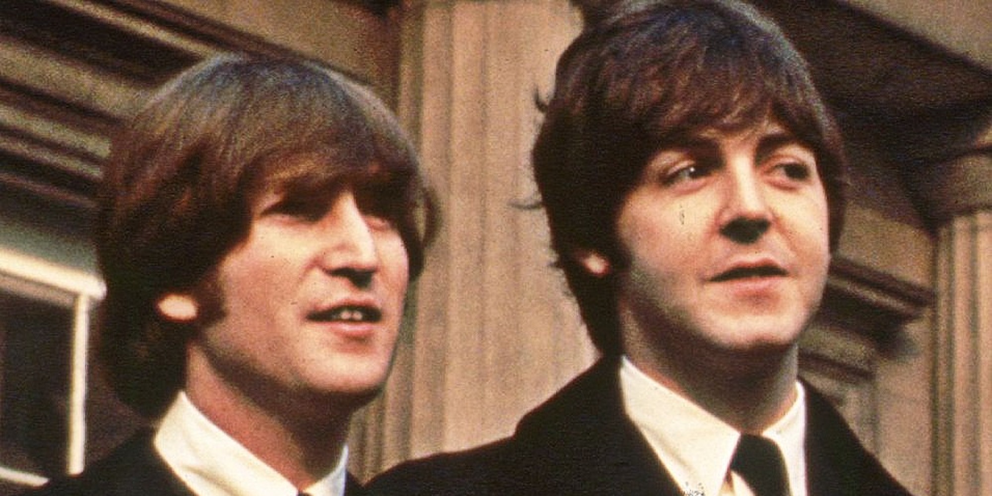 John Lennon et Paul McCartney posent pour une photo.