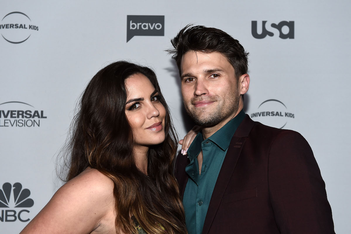 Katie Maloney et Tom Schwartz posent ensemble lors d'un événement.