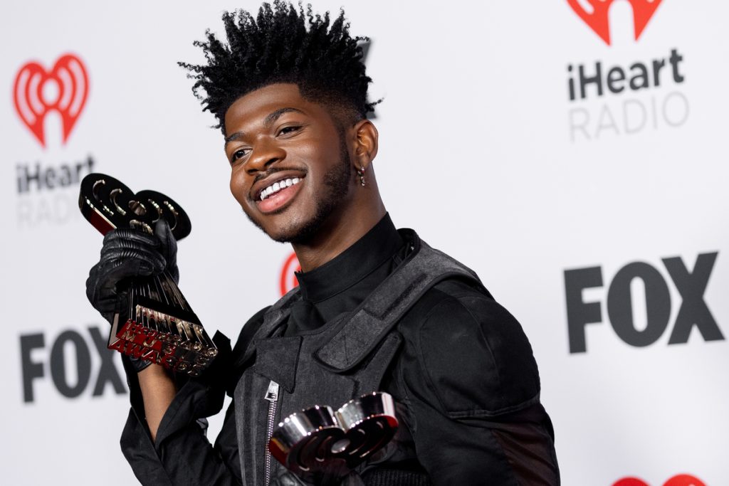 Lil Nas X pose avec deux iHeartRadio Music Awards sur le tapis rouge à Los Angeles, en Californie.