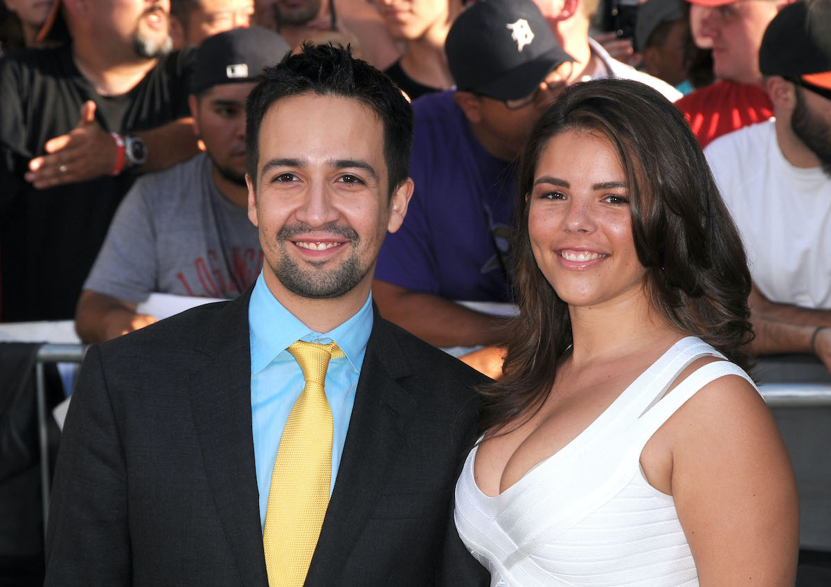 Lin-Manuel Miranda porte un costume et Vanessa Nadal porte une robe sur le tapis rouge