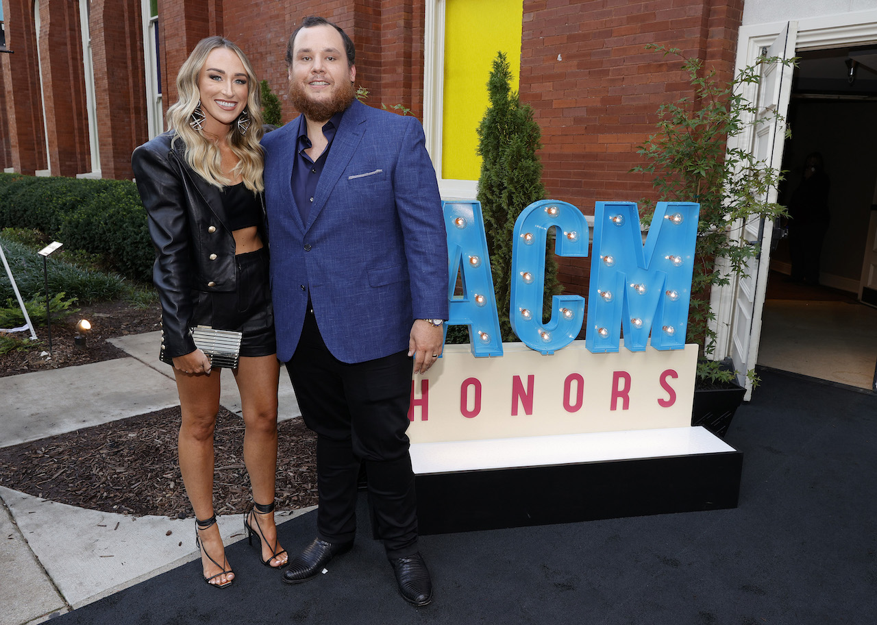 Nicole Combs et Luke Combs assistent à la 14e édition annuelle des distinctions de l'Académie des musiques country au Ryman Auditorium le 25 août 2021 à Nashville, Tennessee.