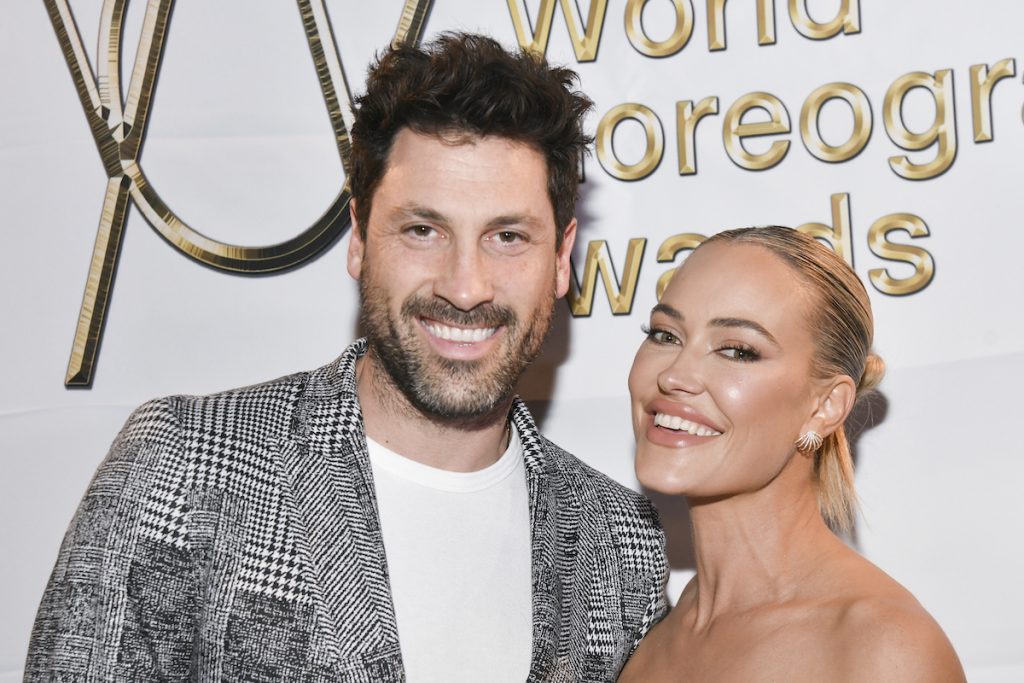 Maksim Chmerkovskiy et Peta Murgatroyd sourient sur le tapis rouge des World Choreography Awards 2021