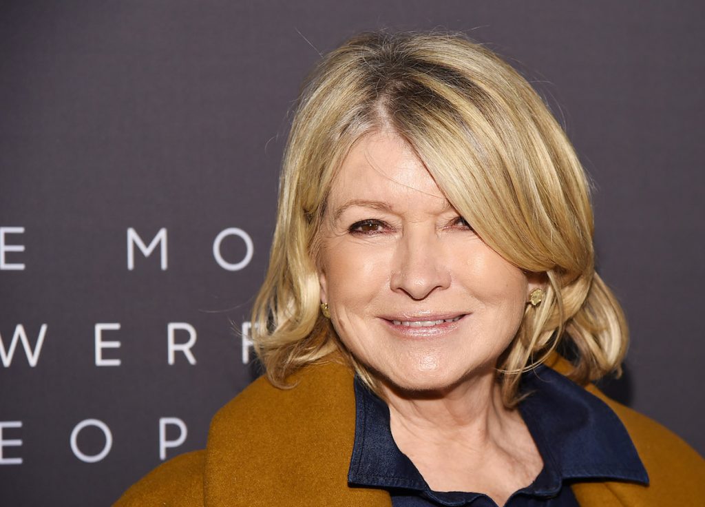 Martha Stewart pose pour les photographes alors qu'elle assiste à la 9e édition annuelle des personnes les plus puissantes dans les médias du Hollywood Reporter à The Pool le 11 avril 2019 à New York.