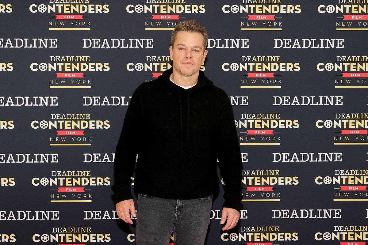 Matt Damon posant en portant un pull noir.