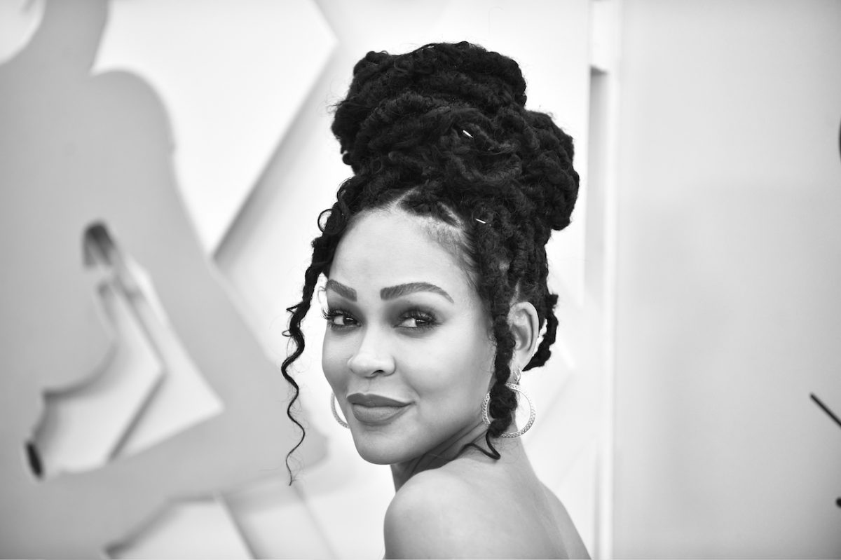 Meagan Good pose sur le tapis rouge