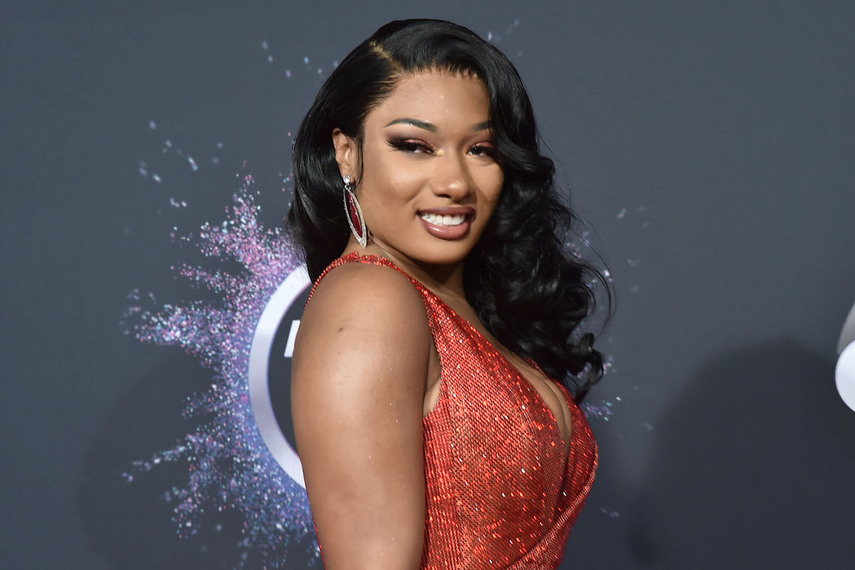 Megan Thee Stallion souriant pour une photo