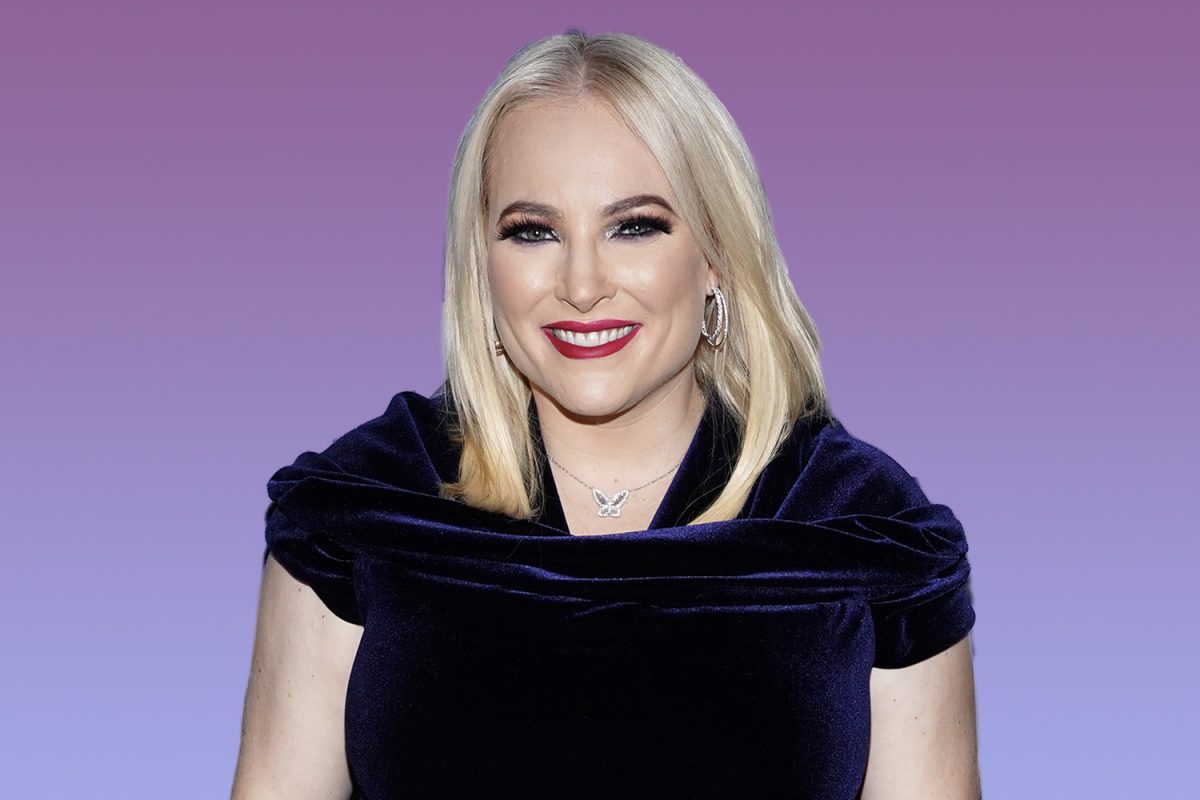 Meghan McCain souriante et vêtue d'une robe en velours bleu