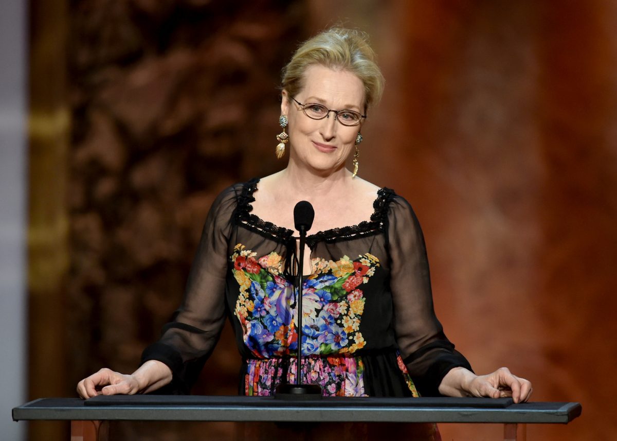 Meryl Streep rend hommage à Jane Fonda pour sa carrière cinématographique devant un micro, les mains sur le podium