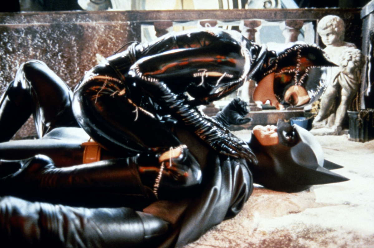 Catwoman de Michelle Pfeiffer est assise au-dessus de Batman de Michael Keaton dans 