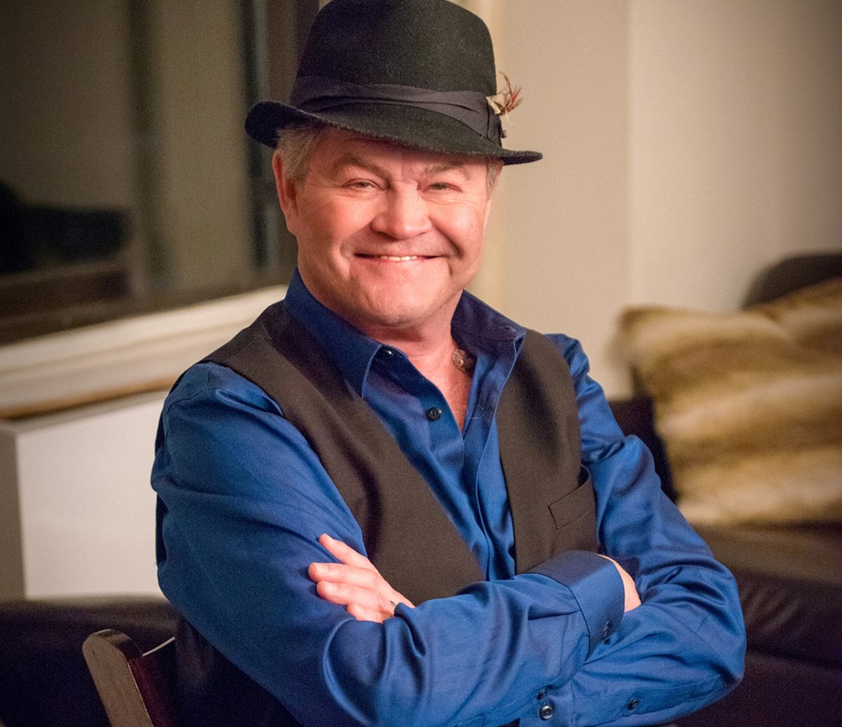 Micky Dolenz des Monkees portant un chapeau noir