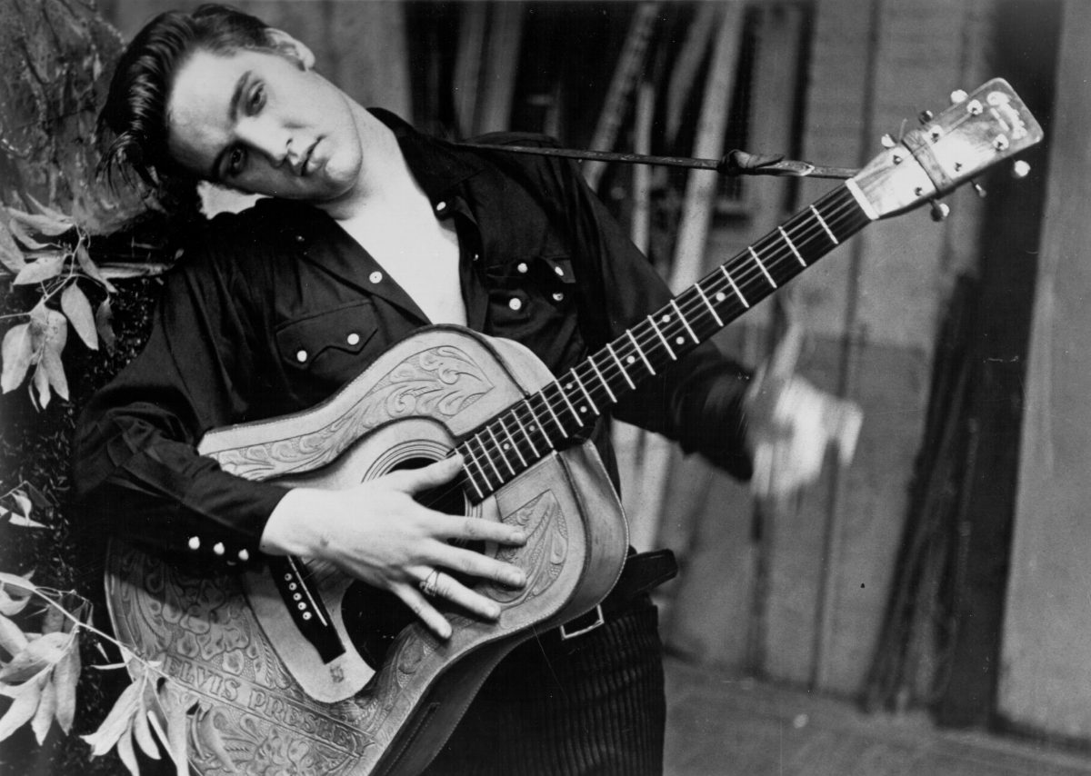 Elvis Presley tenant une guitare