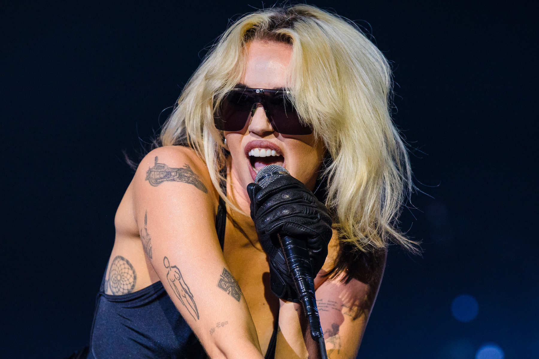 Miley Cyrus portant des lunettes de soleil en spectacle