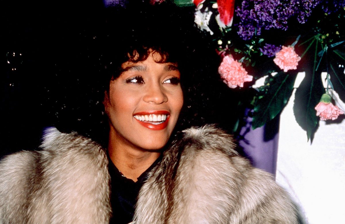 Whitney Houston sourit pour la photo