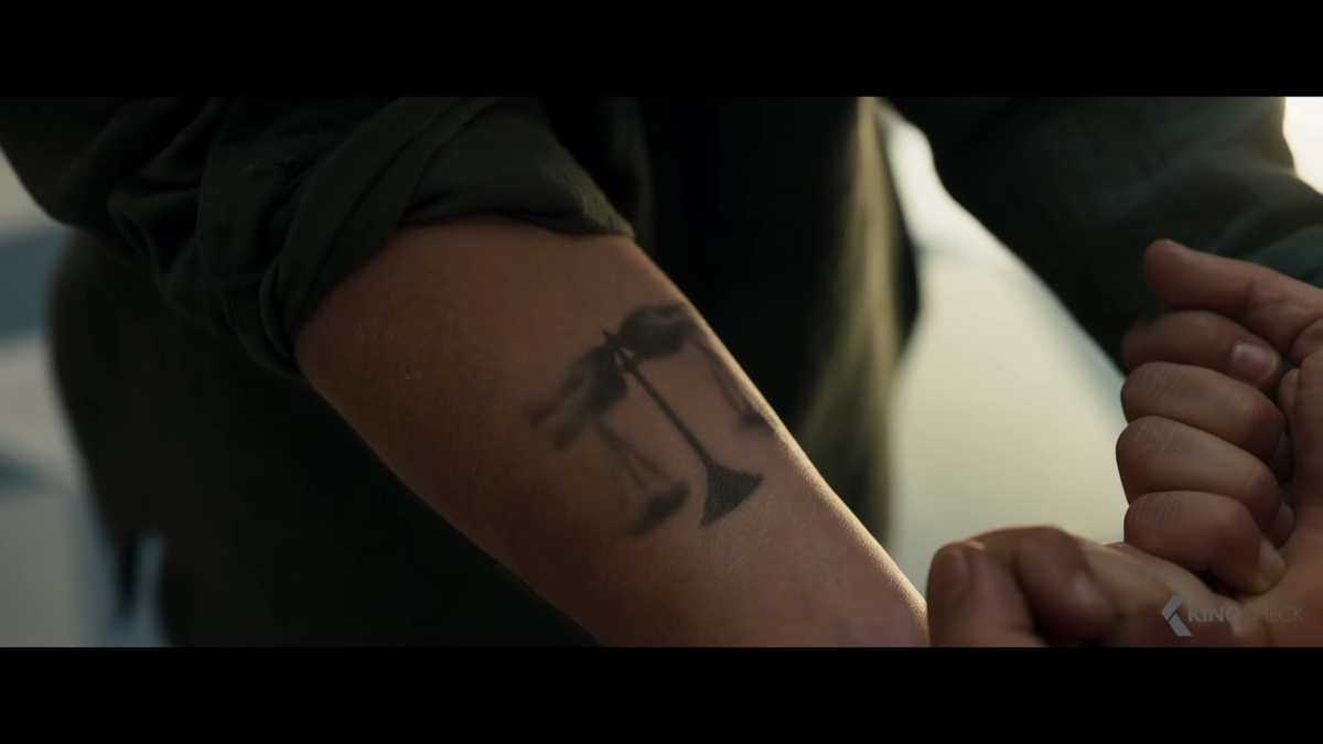 Le tatouage d'Arthur Harrow (Ethan Hawke) du Jugement de la Balance d'Ammut dans 'Moon Knight'