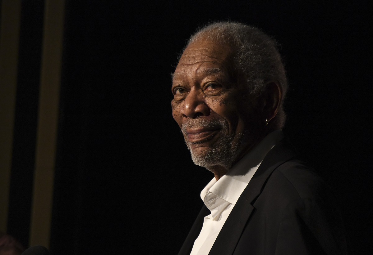 Morgan Freeman souriant en portant un costume.