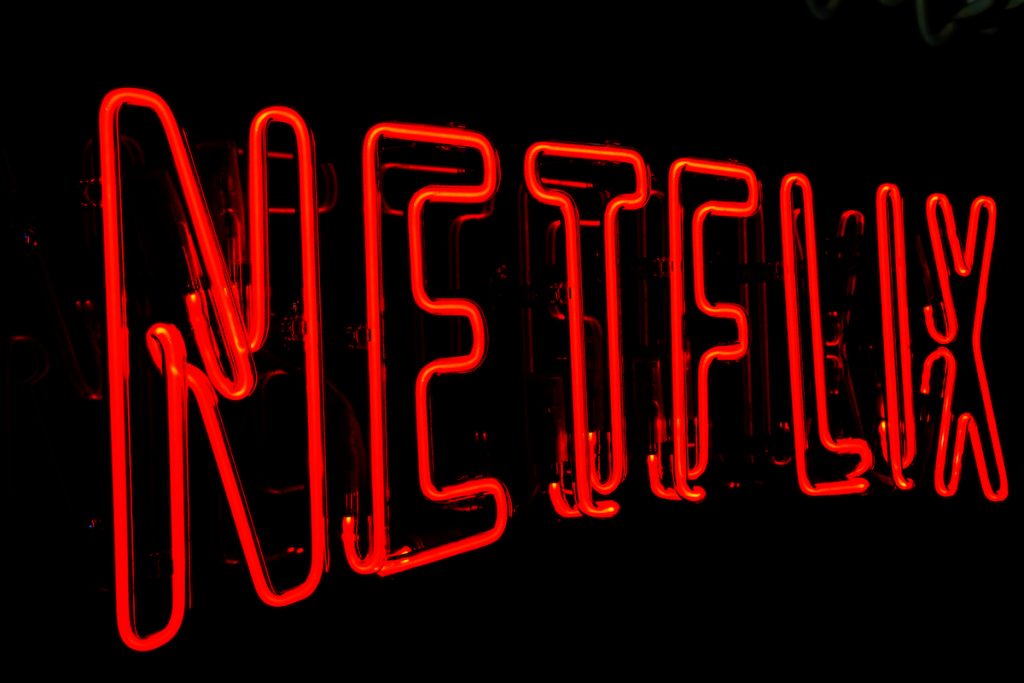 Un logo Netflix en néons