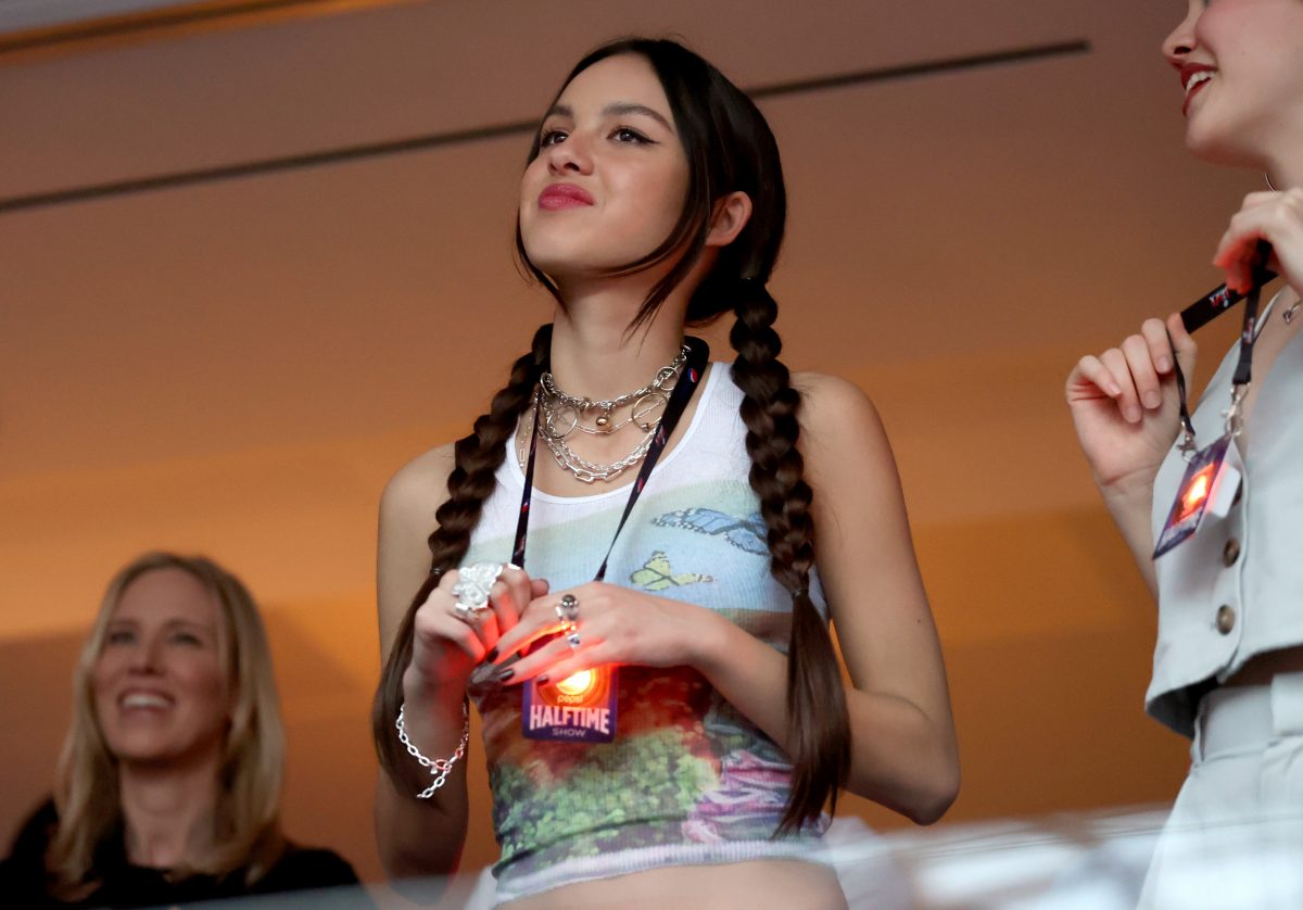 La chanteuse Olivia Rodrigo assiste au Super Bowl LVI au SoFi Stadium