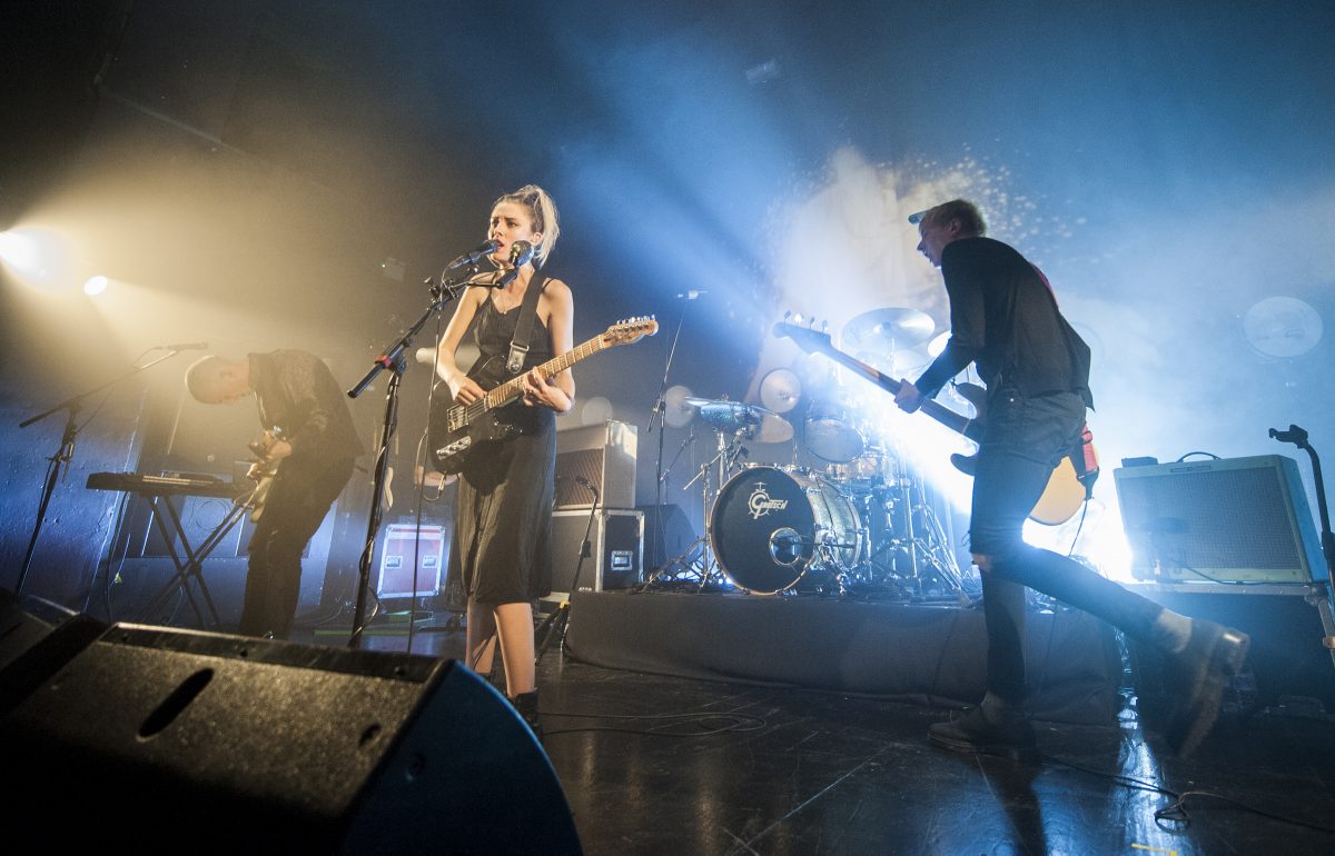 Ellie Rowsell, Theo Ellis et Joff Oddie de Wolf Alice en live