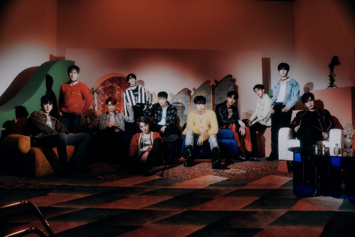 Omega X pose pour une photo promotionnelle pour 'LOVE ME LIKE'