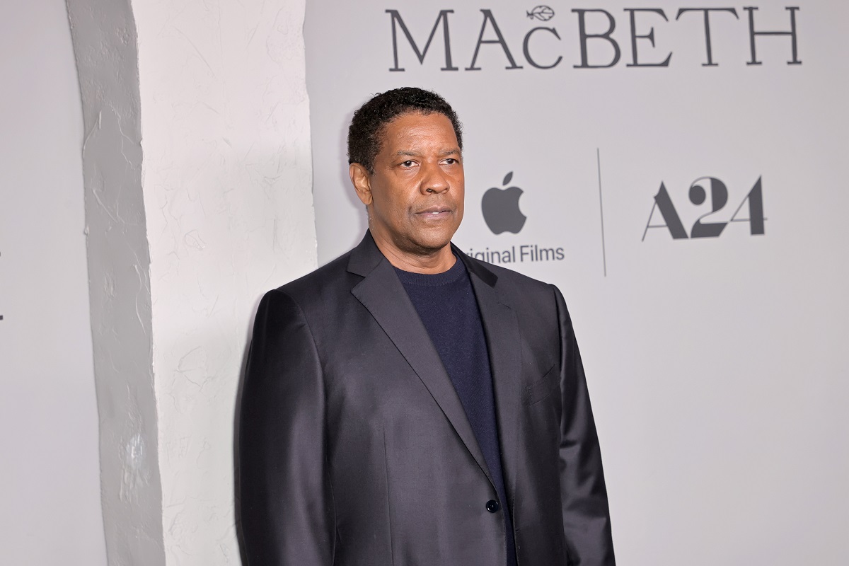 Denzel Washington posant tout en portant un costume noir.