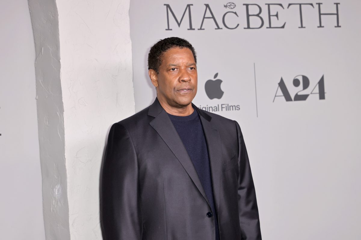 'La Tragédie de Macbeth' acteur Denzel Washington debout devant le pas blanc et répéter