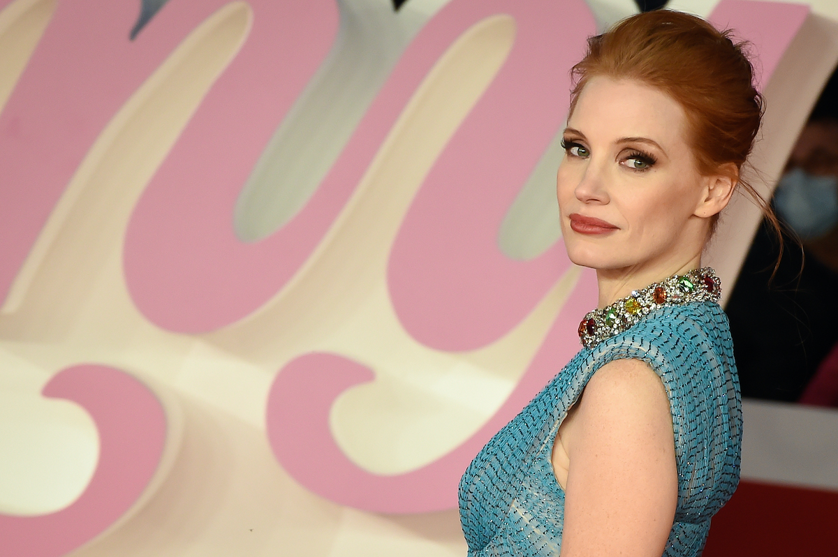 Jessica Chastain porte une robe bleue tout en souriant sur le tapis rouge