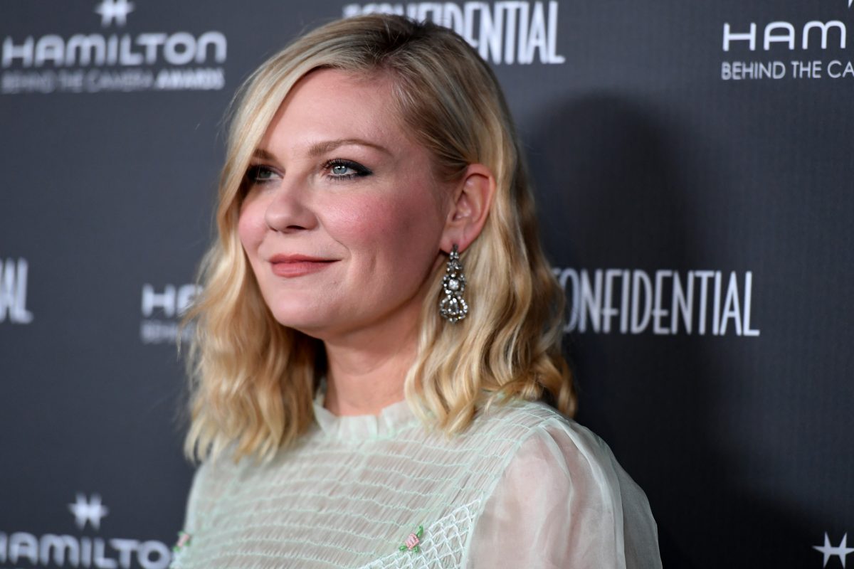 Kirsten Dunst arrive aux Hamilton Behind The Camera Awards pour The Power of the Dog.