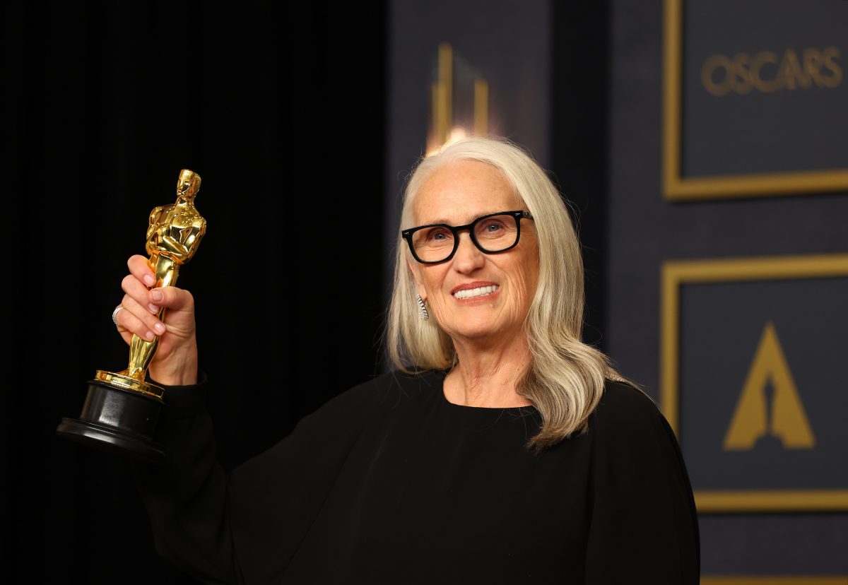 Jane Campion détient son Oscar du meilleur réalisateur pour Le Pouvoir du chien
