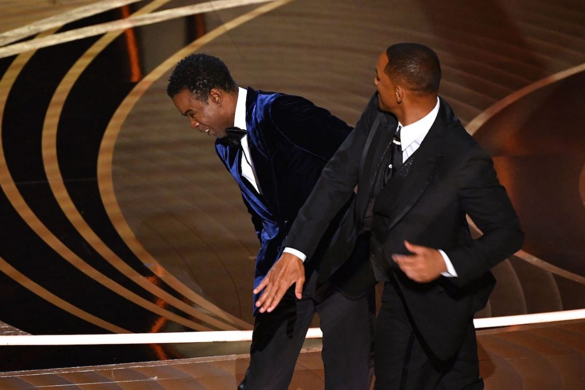 Will Smith gifle Chris Rock aux Oscars 2022 après que Rock ait insulté Jada Pinkett Smith.