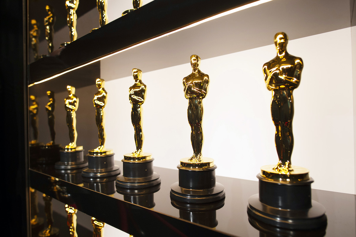 Étagères de statues des Oscars exposées
